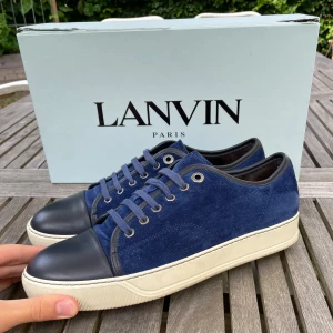Lanvin skor  - Hej! Säljer nu dessa sjukt snygga Lanvin skor. Skorna är i toppskick! Vi rekommenderar att gå ner en storlek. Har ett begränsat antal boxar och dustbag! Hör gärna av dig vid frågor 