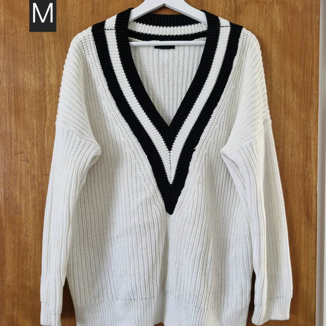 Vit stickad tröja med svart v-ringning