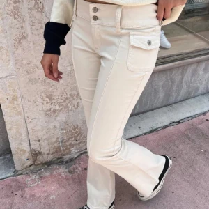 Lågmidjade bootcut jeans - Populär och slutsålda lågmidjade byxor🌸💕 Kom med prisförslag eller tryck på köp nu🤗