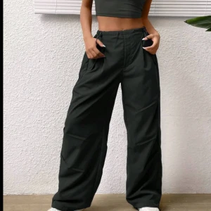 Mörkgrå set som är exakt till för sommaren  - Snygga mörkgråa cargopants med matchande topp:) storlek M men passar perfekt till dom som har S också 