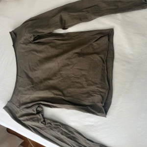 Brandy Melville grön långärmad topp - Supersnygg mörkgrön tröja från Brandy Melville. Säljer då den inte kommer till användning, har endast haft den ca 3 gånger så den är i nyskick🩷 one size men skulle säga att den passar S-XS