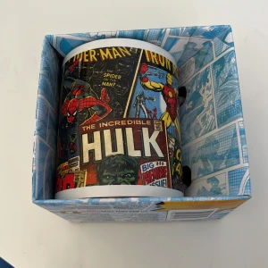 Marvel comics kaffekopp - 315ml kaffekopp med marvel-tidnings retrostil. Aldrig använd och oöppnad, köpt för 129kr