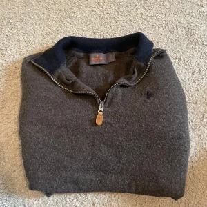  Morris half zip i 100% merinoull  - Säljer en jätte snygg Morris halfzip som är i 100% merinoull. Tröjan är i perfekt skick med inga skador. Skriv till mig vid frågor 💛🤝