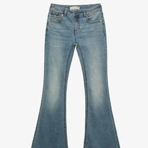 Bootcut jeans från Stradivarius - Snygga bootcut jeans från Stradivarius i ljusblå denim med klassiska fickor fram och bak. Jeansen har en normal passform och coola detaljer som knappar på fickorna. Perfekta för dig som gillar retrovibbar och vill sticka ut.