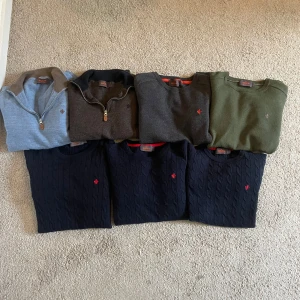 7st morris tröjor - Säljer 7 stycken morris tröjor. 2 halfzips, 2 sweatshirt och 3 kabelstickad tröjor. Alla tröjor är i 100% merinoull. Obs priset är 449 per plagg och inte för alla. Skriv till mig vid frågor💛🤝