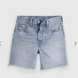 Levi's ljusblå jeansshorts hög midja - Ljusblå jeansshorts från Levi's med hög midja.  Använda en gång! Köpta för 739kr! Som nya. Storlek 29