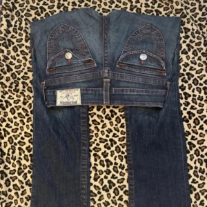 True Religion bootcut jeans - Säljer mina lågmidjade true religions med liten bootcut🥰