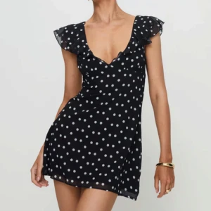 Svart prickig kortklänning från Princess Polly - säljer en supersöt svart kortklänning från Princess Polly med vita prickar, klänningen är helt i nyskick och endast testad. klänningen heter ”I Guess So Mini Dress Black Polka Dot” på hemsidan 💕