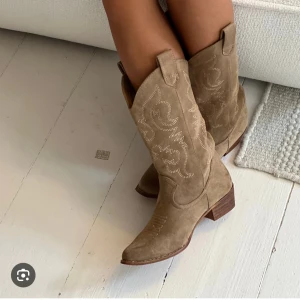 Söker boots i Varberg  - Jag säkert efter ett liknande par i närheten av Varberg! Behöver till helgen, så om du bor i närheten och vill bli av med hör av dig! Storlekar 38-40 kan funka. De behöver inte se ut exakt som på bilden, går bra med svarta och vita också