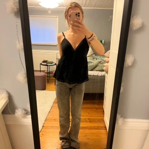 Grå bootcut jeans - Säljer ett par grå jeans med bootcut passform från Gina tricot.  Jeansen har normal midja. Perfekta för en avslappnad och trendig look. Slitits nertill, se bild. 