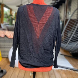Svart stickad tröja med meshdetalj ONLY S - Svart långärmad tröja med en dekorativ V-formad detalj på ryggen. Tröjan har en rund halsringning och en avslappnad passform. Längd: 60 cm ﻿Bortklippt tvättråd!  Inga bilder när den sitter på mig! Katter finns i hemmet!