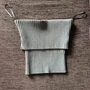 Ribbad grön bandeau topp från Zara - Säljer en ribbad bandeau topp från Zara i ljusgrått. Toppen är ärmlös med smala axelband och har en croppad passform. Perfekt för att styla med höga jeans eller kjol. Materialet är stretchigt och bekvämt.