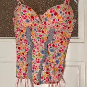 Blommig korsettopp med volang och snörning - Så söt 💐💐🩷A/B kupa 