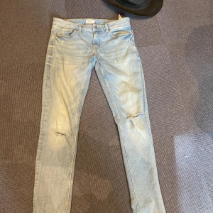 Ljusblå skinny jeans Only & Sons - Ljusblå skinny jeans från Only & Sons med slitna detaljer och hål på knäna. 