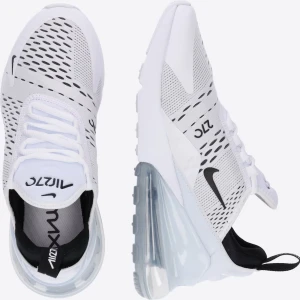 Nike Air Max 270 vita sneakers - Nike Air Max 270 sneakers i vitt/grått med svart. Använda 2-3 gånger max, säljer då de ej kommer till användning. Kartong medföljes. 