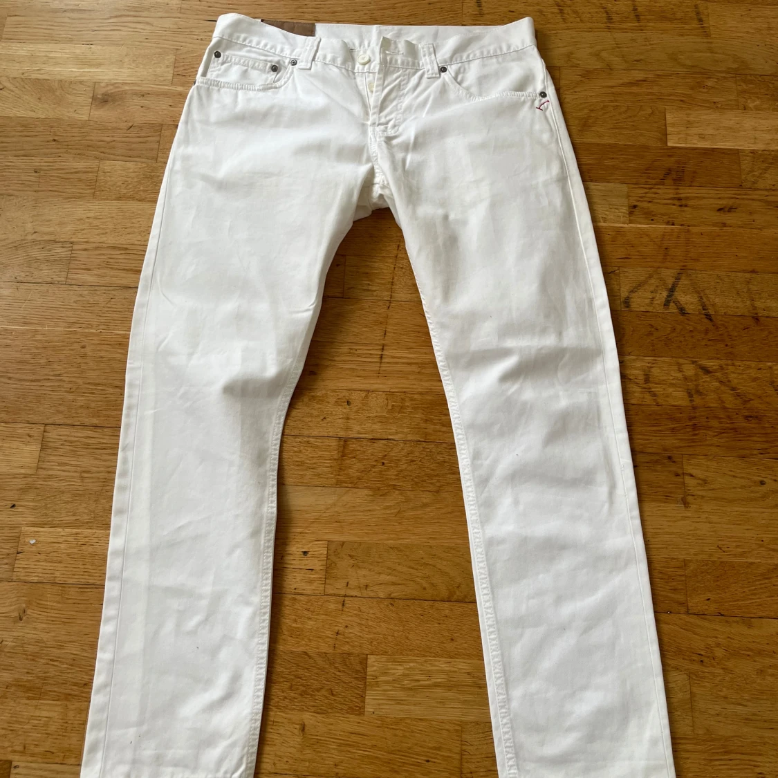 Vita straight jeans från Dondup 