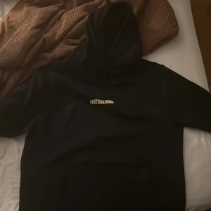 Svart FESTIVALBORG hoodie med tryck - Aldrig använt helt ny