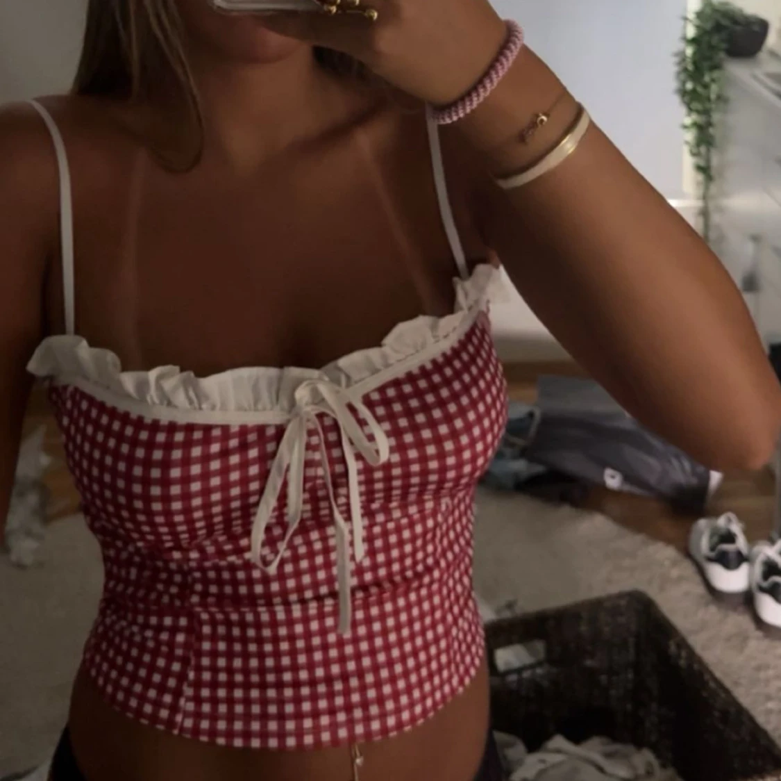 Rutig röd och vit linnetopp med volang