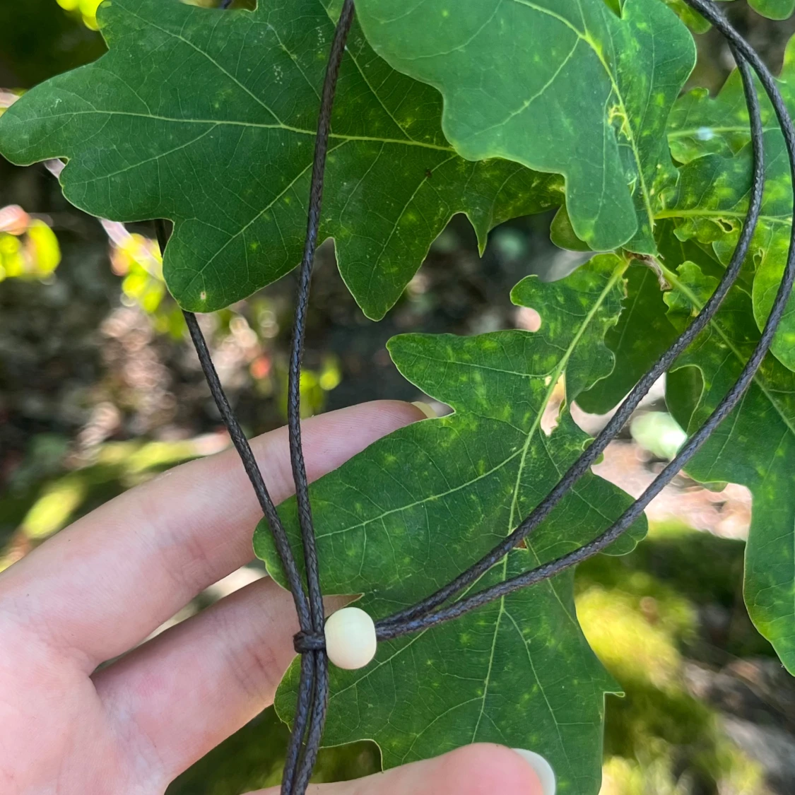Handgjort halsband av konstläder med träpärlor - 2