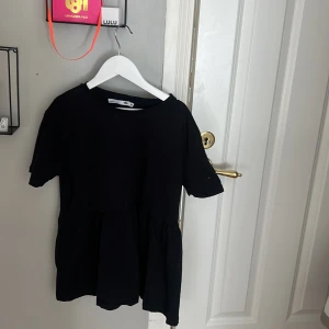 Svart volangblus från lager 157 - Svart volang tröja från lager 157. Storlek 160, men mer en xs/s. Ljuset från kammaren är dålig, mer svart i verkligheten💓