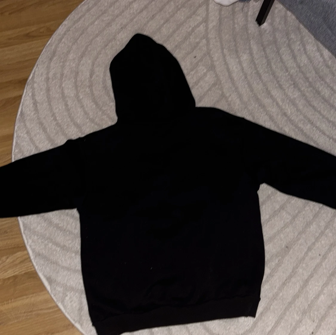 Svart hoodie från Seams med tryck - 1