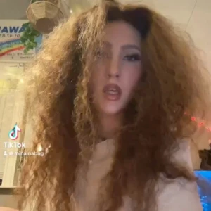 Human Hair Lace Front Wig - 13x4, 180% density, 26 inch  used a few times but still in great condition,  unfortunately i don’t have the right products to keep the curls looking good so it might not be in the best condition when shipped.  bought the wig for 1500 swedish kronor.