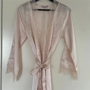 Ljusrosa satin nattlinne set med spets - Supersöt ljusrosa nattlinne sett i satin. Storlek S. Oanvänd. Nypris 1200kr. 