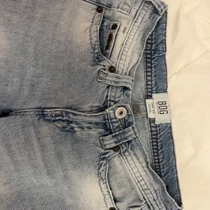 Ljusblå raka jeans från BDG - 💙 Säljer: Ljusblå jeans från BDG (Urban Outfitters) Stilrena jeans med klassisk femficksdesign och raka ben. Modellen har låg midja och passar perfekt för en avslappnad men trendig vardagslook.  🕒/🛍️ Köpta för ett år sedan på Urban Outfitters för 700kr 💸 Säljes för: 380kr (priset kan diskuteras)  📸 Vill du se fler bilder? Skriv så fixar jag det! 📩 OBS! Skriv innan du köper. 
