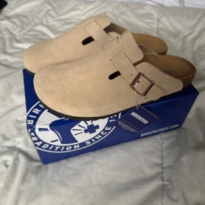 Birkenstock Boston - Tjena! Säljer mina Birkenstock Boston då de kom aldrig till användning. Perfekt par nu till sommaren 🌞. De är helt nya, i storlek 42. Säljer de för endast 1299kr (nypris: 1850kr). Hör av er vid funderingar ☺️ 
