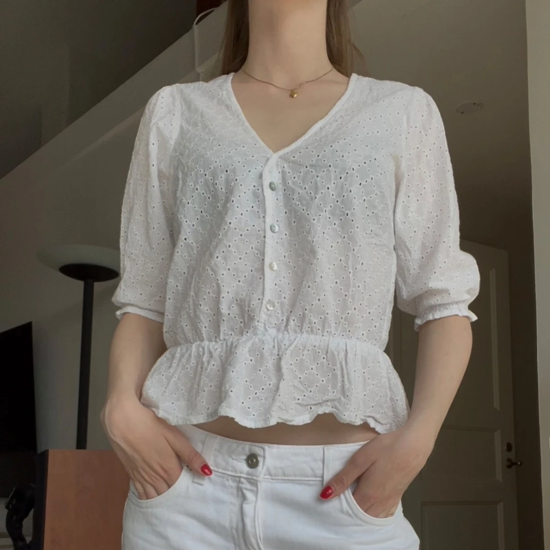 Vit blus med volang och broderi