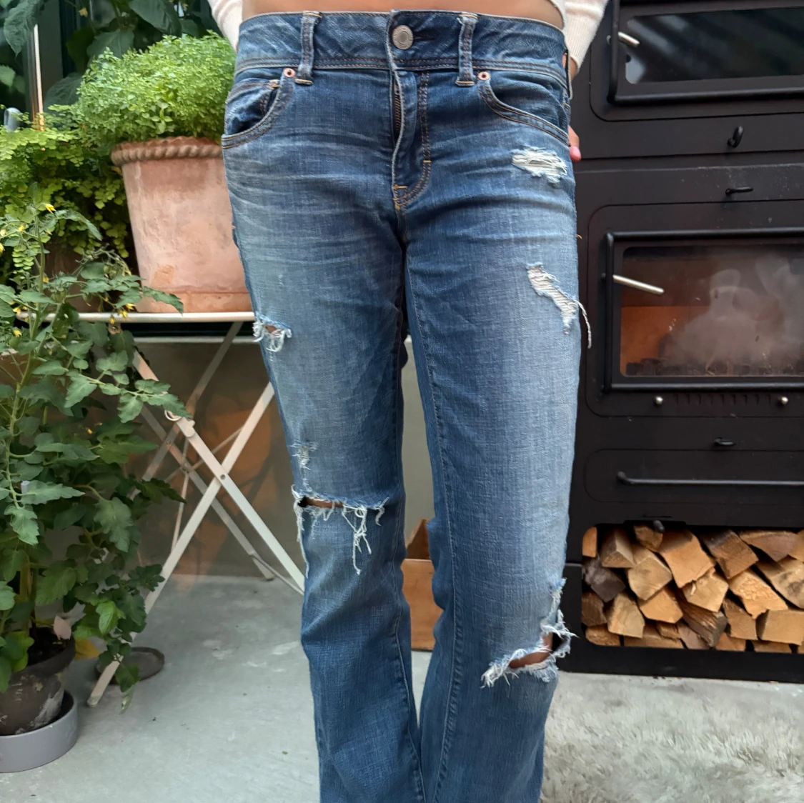 Blå slitna jeans med raka ben