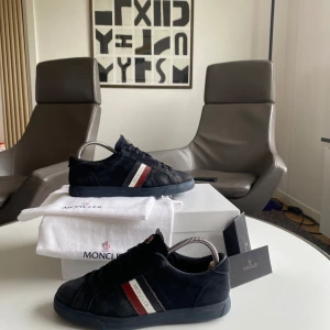 Moncler skor  - Ett par sjysta moncler skor perfekta till sommaren. Hör gärna av dig kring funderingar. Alla tillbehör tillkommer.👍
