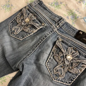 Assnygga blå bootcut jeans från grace la - Skitsnygga blå Bootcutjeans från grace la i storlek 5/26. Älskar dessa jeans men dem kommer inte till användning längre💗 skriv till mig om du har frågor om mått eller annat!🫶