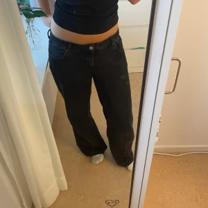 Svarta wide jeans med  låg midja nelly - Säljer ett par svarta jeans med låg midja och wide fit. Super snygga men kommer ej till användning då dom är förstora på mig❤️ 
