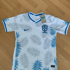 Brazil fotbollströja - Blåvit fotbollströja. Helt oanvänd.