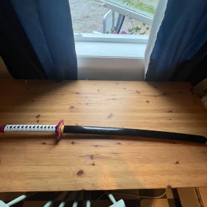 Svart katana - Säljer ett coolt trä katana då de mest bara står å samlar damm. Den är svart med kinesiska eller japanska tecken på bladet, priset är inte nödvändigtvis hugget i sten