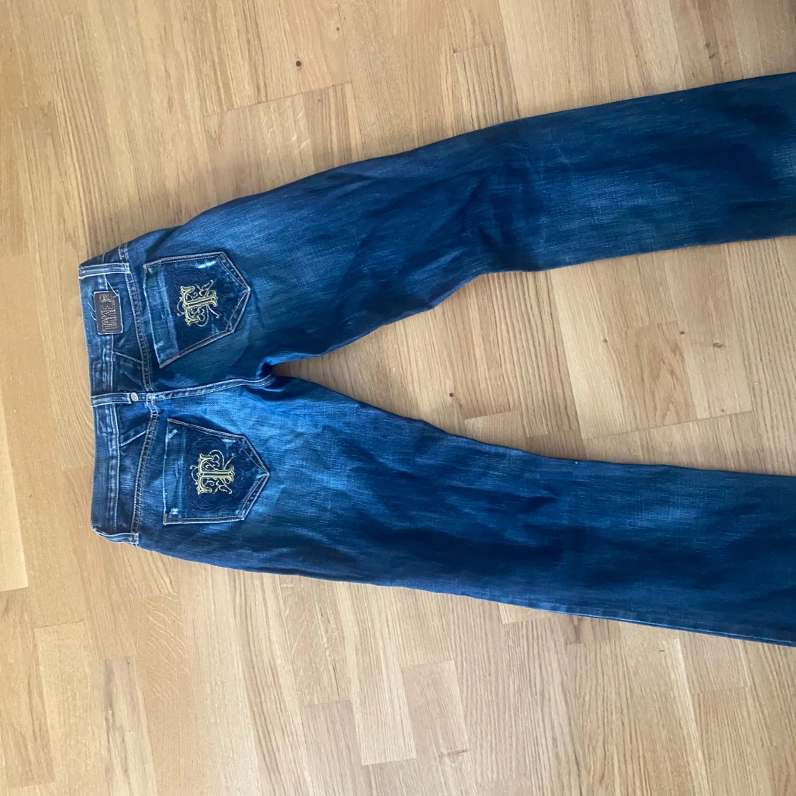 Blå jeans från Take Two med brodyr - 1