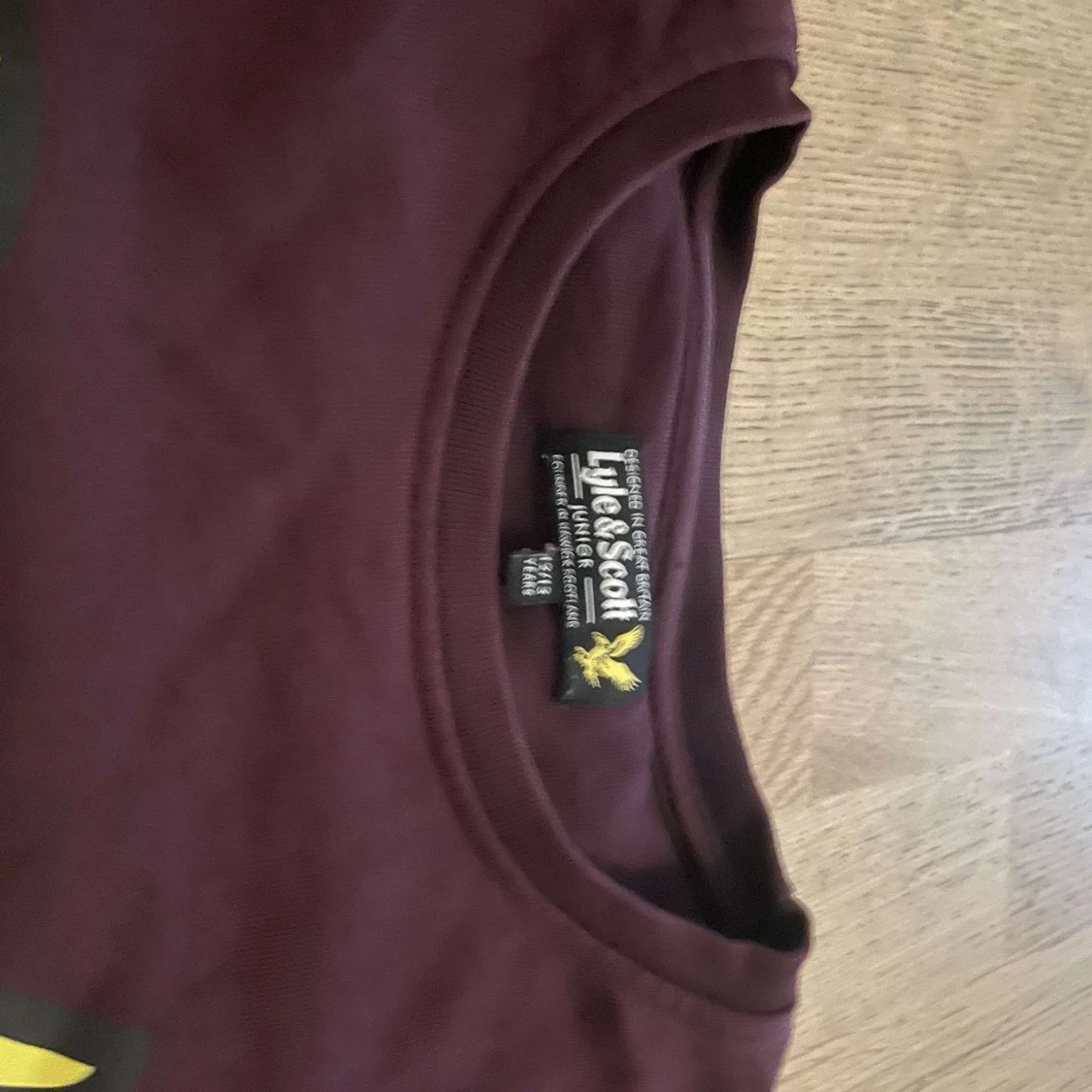 Vinröd Lyle & Scott tröja med gul logga - 1