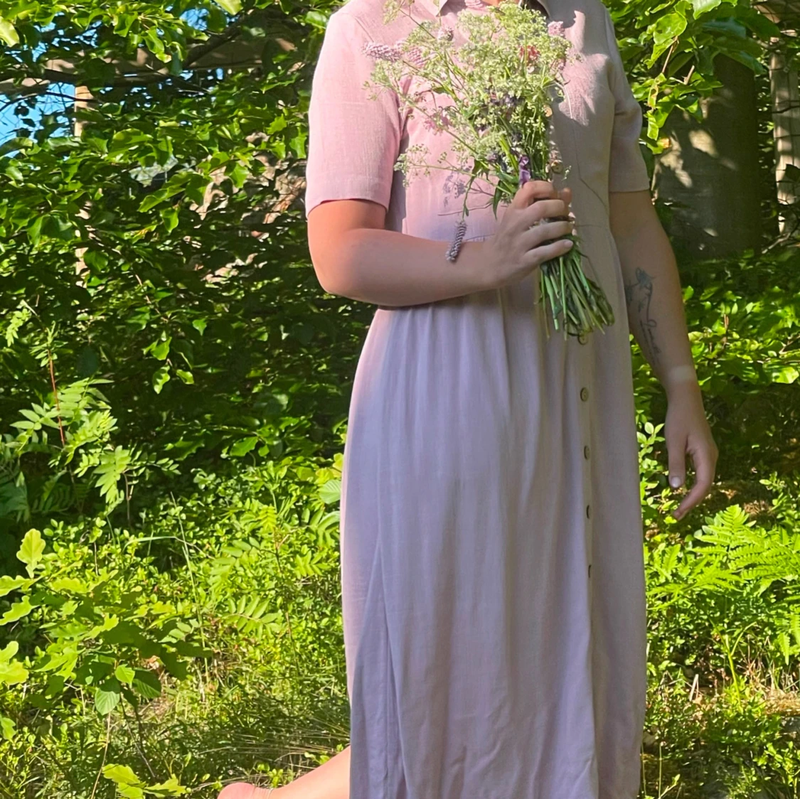 Ljusrosa knappklänning med fickor