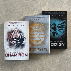 Legend / Prodigy / Champion (A Legend Novel) - Jag säljer den populära bokserien av Marie Lu på engelska. Böckerna är lästa men är i mycket gott skick. Man kan köpa de separat eller hela serien för 200kr:)