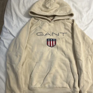 Gant tröja beige - Jätte skön Gant tröja som är använd 2 gånger, säljer för att den är för liten. 