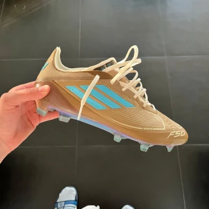 Leo Messi x Bad Bunny  - Ett par Limited edition Adidas f50. Unika och få. Ett samarbete mellan Messi och artisten Bad Bunny. Allt original ingår; skolåda, skåpåse, extra snören och extra sulor. Original pris på unisport 3199kr (20% rabbat 2599kr). Mitt pris 2250kr. Hör av dig! MVH SecondTreasures        🇦🇷x 🇨🇺 