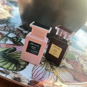 Tom Ford Rose Prick & Lost Cherry parfym - Två exklusiva parfymer från Tom Ford: Rose Prick i en matt ljusrosa flaska och Lost Cherry i en mörkröd flaska med transparent rosa lock. Båda är Eau de Parfum, 7,5 ml, med lyxig design och tydliga etiketter. Perfekt för dig som gillar unika dofter och snygga flaskor.