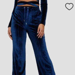 Mörkblå croppad omlottopp i sammet - Säljer en mörkblå croppad omlottopp från Nelly i mjuk sammet. Toppen har långa ärmar och knytband som kan lindas runt midjan för en snygg look. Använd endast en gång 🌺