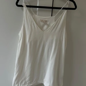 Vitt linne med v-ringning - Så nice avslappnat linne perfekt inför sommaren!! 🤍💖