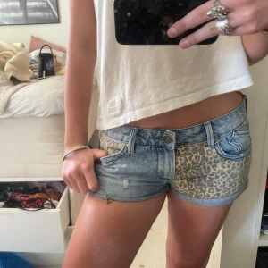 Jeansshorts leopard  - Världens snyggaste jeansshorts med leopardmönster. Perfekt modell också och jättebra skick. Skriv om ni har några frågor💗midjemåttet är ca 41cm