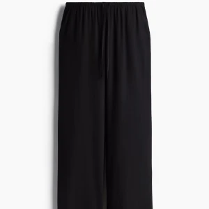 Svarta linnebyxor  - Svarta byxor från H&M Divided i storlek M. Byxorna har rak och loose passform, resår i midjan och snörning framtill. Har använt de två gånger, säljer för att de är för stora på mig🖤 säljer även ett par likadana i vit!