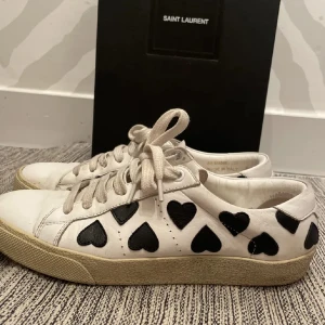 hjärtskor från Ysl - skitsnygga äkta ysl skor med hjärtan. nypris är 6500. inga stora defekter bara lite slitna som man kan se på bilderna, har tyvärr slängt boxen.❤️