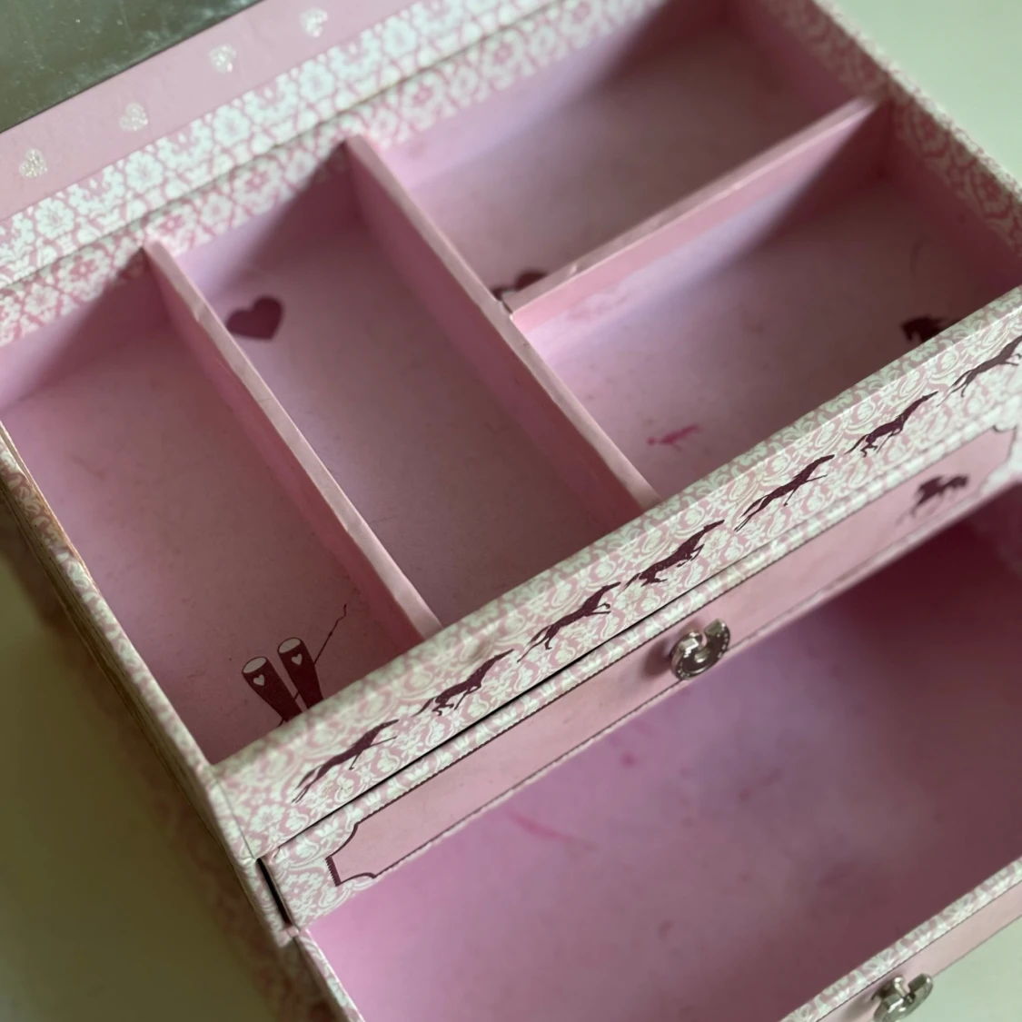 Rosa smyckeskrin med hästmotiv - 1