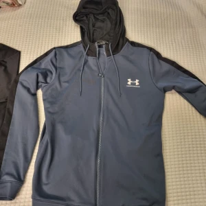 Hoodie från Under armour  - Som ny herr s. 